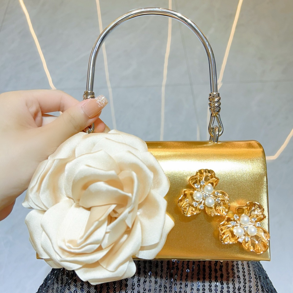 Luxury Bags Gold - Luksusowa Złota Kopertówka Damska z Kwiatami