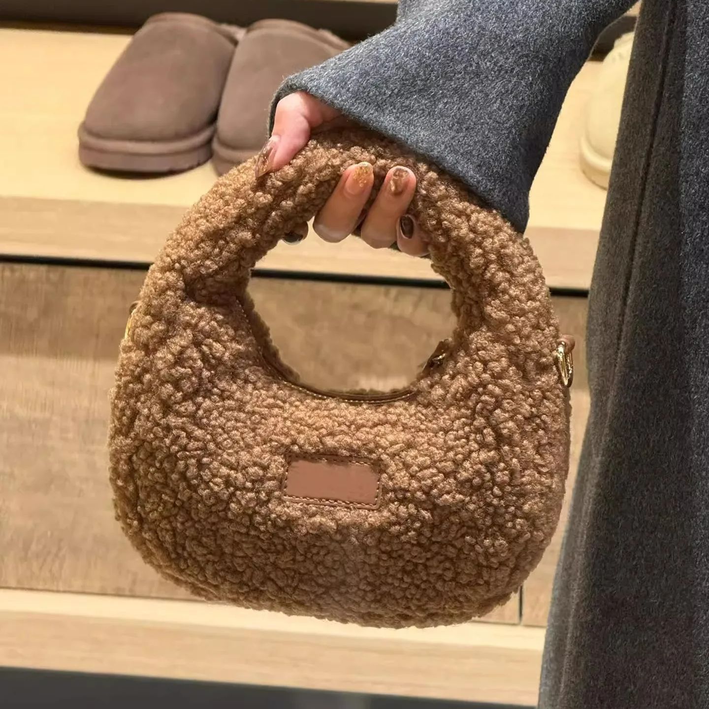Torebka damska z wełny jagnięc – Half Moon Bag Suede recenzja i cena