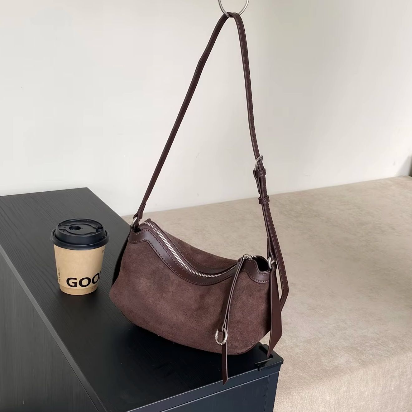 Matowa zamszowa torebka hobo z – Half Moon Bag Suede recenzja i cena